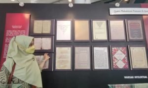 Pemeran manuskrip Warisan Intelektual dan Kontribusi Ulama Indonesia terhadap Peradaban Islam dan Perdamaian Dunia’ ini digelar di Masjid Al Akbar Surabaya