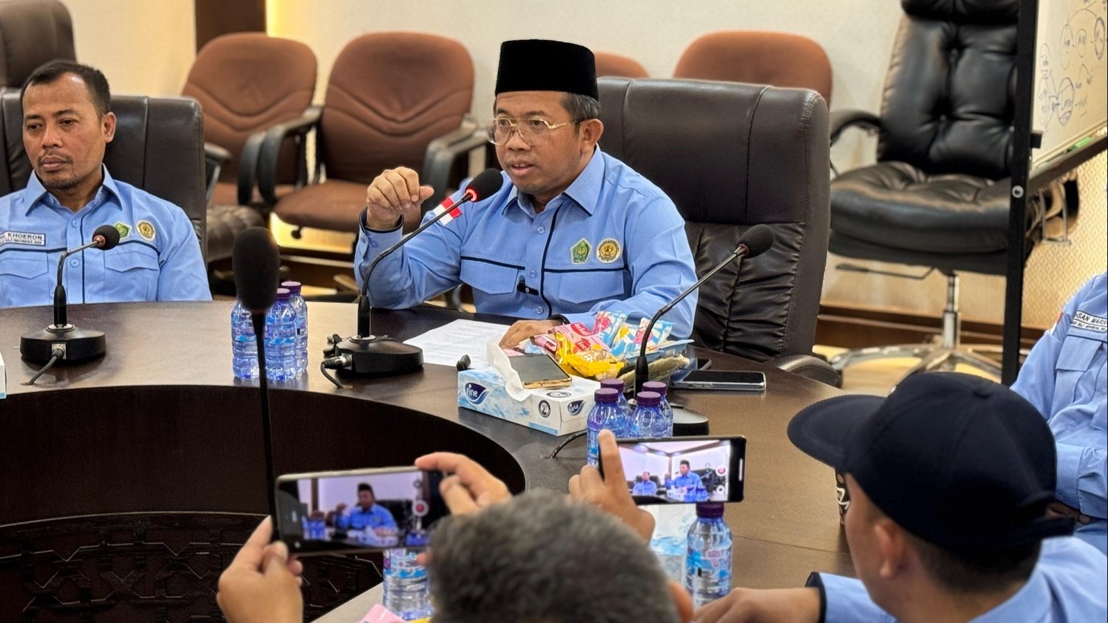 Ketua PPIH sedang memberikan keterangan pers di Kantor Daker Makkah