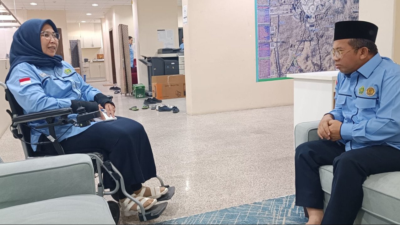 Ketua PPIH Arab Saudi Muchlis Hanafi berbincang dengan komisioner Komisi Nasional Disabilitas Dante Rigmalia