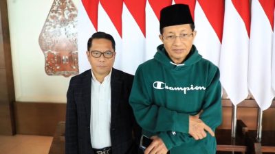 Menag Nasaruddin Umar (kanan) didampingi Sekjen Kemenag Kamaruddin Amin (kiri) di Bandara Soetta
