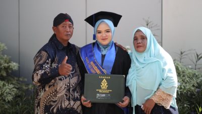Yuni Yusrotin, Anak Tukang Becak Jadi Wisudawan Terbaik UIN Walisongo Semarang