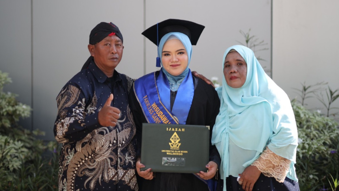 Yuni Yusrotin, Anak Tukang Becak Jadi Wisudawan Terbaik UIN Walisongo Semarang
