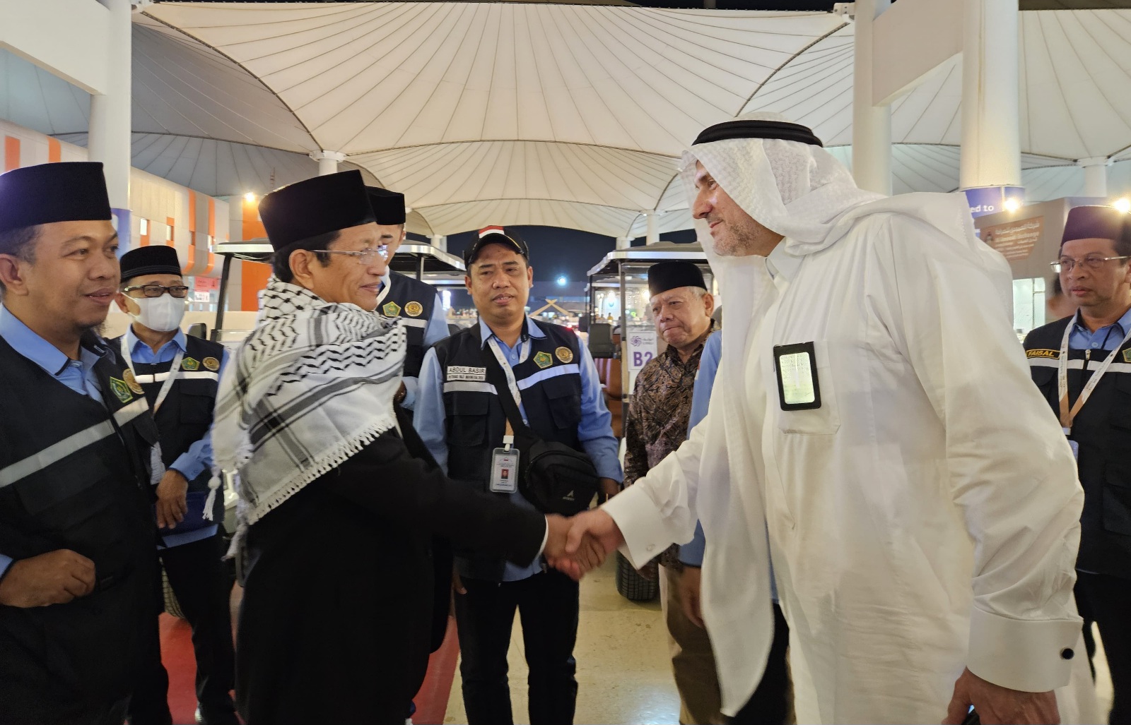 Ini versi caption yang lebih padat dan tetap informatif: **Menteri Agama Nasaruddin Umar tiba di Bandara King Abdulaziz, Jeddah, Kamis (29/5/2025) malam dan disambut Duta Besar RI Abdulaziz, Dirjen Haji Hilman Latief, Konjen Yusron B. Ambary, serta petugas PPIH Arab Saudi.