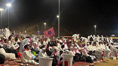 Jemaah haji Indonesia tiba di Muzdalifah.