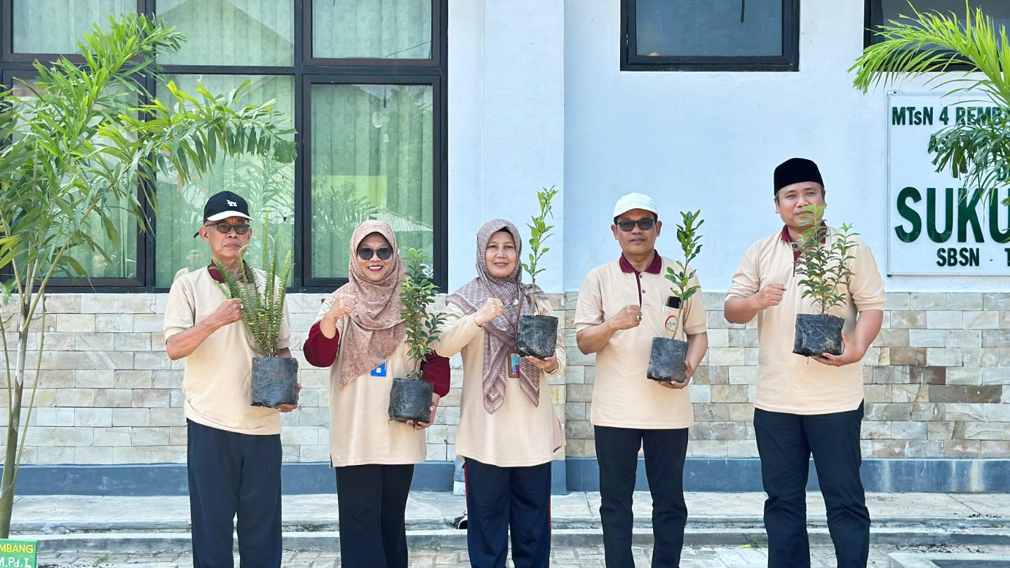 Penanaman simbolis program Melati menyebar 30rb pohon di madrasah se-kabupaten Rembang.