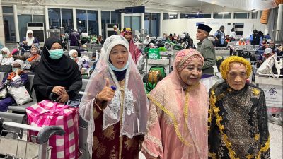 Jemaah kloter 1 embarkasi Makassar (UPG 01) bersiap kembali ke tanah air dari Bandara AMAA Madinah