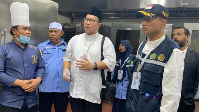 Anggota Amirul Hajj, Arif Satria, bersama Staf Khusus Menag Bidang Hubungan dan Kerjasama Kelembagaan, Sutomo, dan juga Kepala Biro Humas dan Komunikasi Publik Kemenag RI, Ahmad Fauzin
