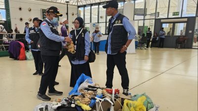 Petugas menyita sejumlah barang bawaan jemaah yang dilarang untuk dimasukkan ke dalam kabin pesawat