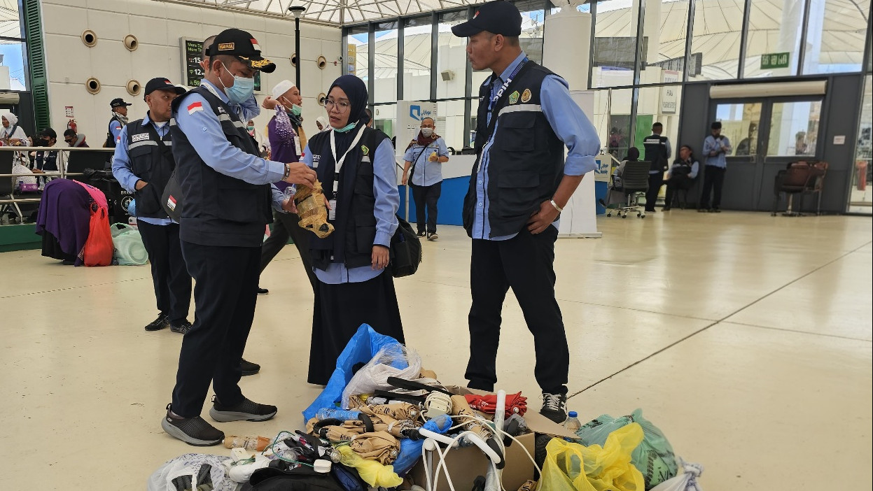Petugas menyita sejumlah barang bawaan jemaah yang dilarang untuk dimasukkan ke dalam kabin pesawat