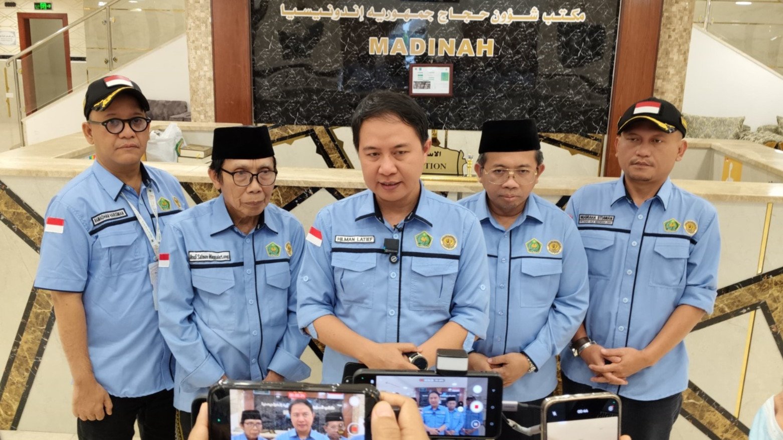 Dirjen PHU Hilman Latief (tengah) beri keterangan pers di Madinah