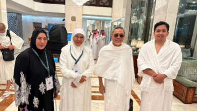 Khofifah Indar Parawansa bersama Menko Pangan Bapak Zulkifli Hasan beserta Ibu saat menjelang umrah
