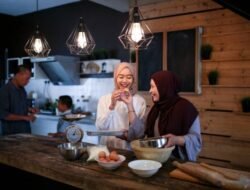 Hukum Anak Menafkahi Orang Tua dalam Islam, Apakah Wajib?
