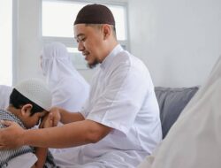 Sejarah Tradisi Bersalaman