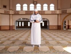 Hukum Memejamkan Mata Saat Salat, Makruh atau Boleh?