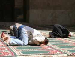 Apakah Makmum Wajib Baca Surat Pendek Saat Salat?