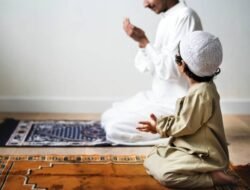 Mengapa Harus Menoleh Kanan dan Kiri Saat Salam Salat?