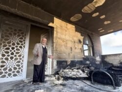 Tentara Israel Bakar Masjid dan Rumah Warga di Tepi Barat