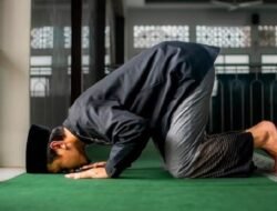Salat Taubat: Niat, Tata Cara dan Bacaan Istighfar
