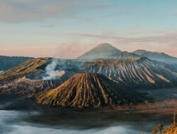 11 Ayat Al-Qur’an tentang Gunung Berapi Meletus