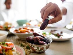 8 Sunnah Makan dan Minum Nabi SAW yang Mulai Ditinggalkan