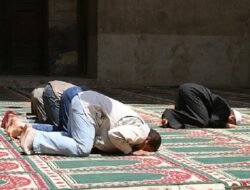 Enam Adab Imam Saat Memimpin Salat Berjamaah