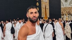 Karim Benzema Tuntaskan Umrah, Unggah Foto di Depan Ka’bah