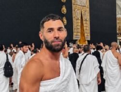 Karim Benzema Tuntaskan Umrah, Unggah Foto di Depan Ka’bah