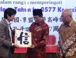 Menag Nasaruddin Umar Terima Kaligrafi Xin, Ini Maknanya